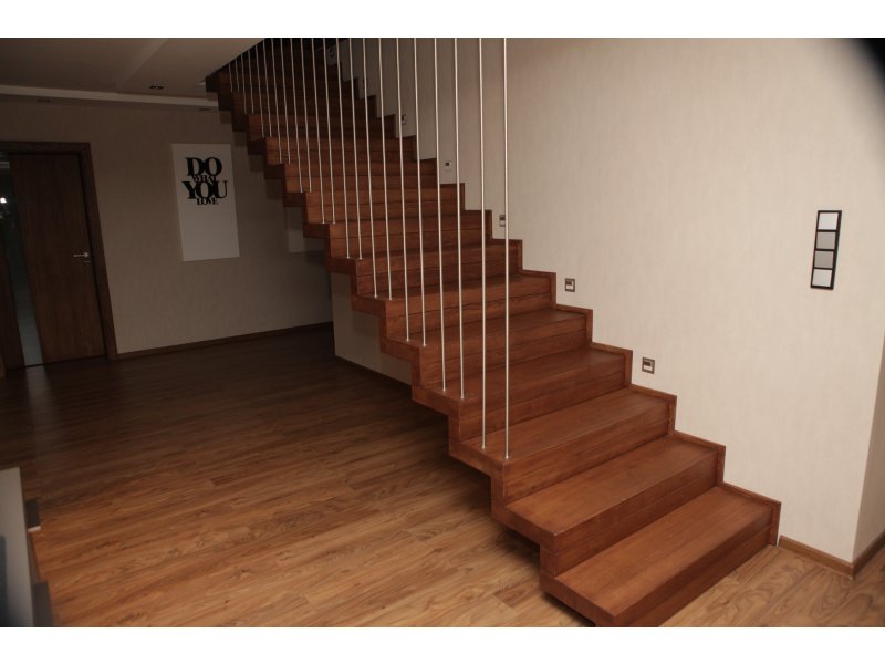 <p>Opis modelu: schody dywanowe wykonane z drewna dębowego, olejowanego rustykalnie. Posiadają grube...